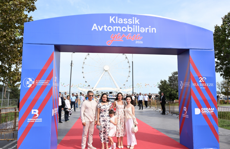 Heydər Əliyev Fondunun vitse-prezidenti Leyla Əliyeva və Arzu Əliyeva klassik avtomobillərin yürüşü və sərgisini izləyiblər