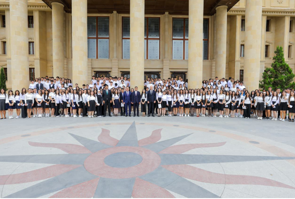 Yüksək nəticə göstərmiş məzunlarla GÖRÜŞ