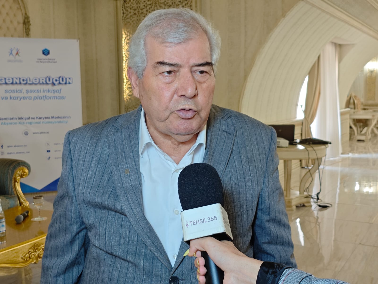 Sumqayıt şəhərində Xalq şairi Sabir Rüstəmxanlının gənclərlə görüşü keçirilib.