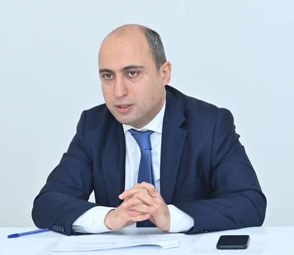 "Üç nəfərdən ikisi oxuduğu mətni lazımı səviyyədə anlamır" - Emin Əmrullayev 