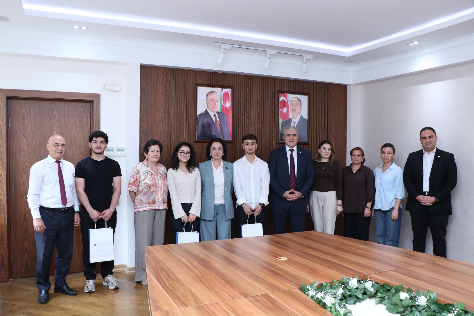 Rektor universitetə yüksək balla qəbul olan tələbələrlə görüş keçirib