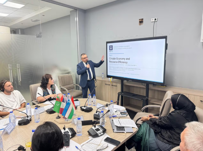 AzTU-nun prorektoru Özbəkistanda beynəlxalq seminarda çıxış edib