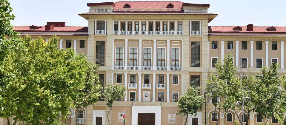 Nazirlər Kabineti təhsilverənlərin geyimi tələblərini təsdiq edib 