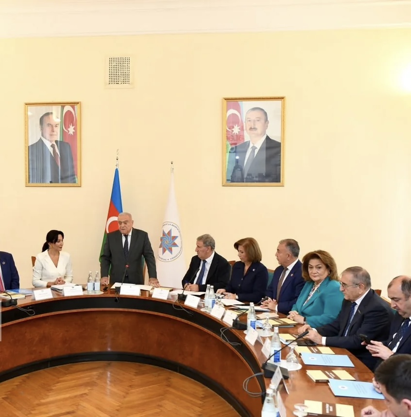"Dayanıqlı inkişaf siyasəti" dərsliyi təqdim olunub