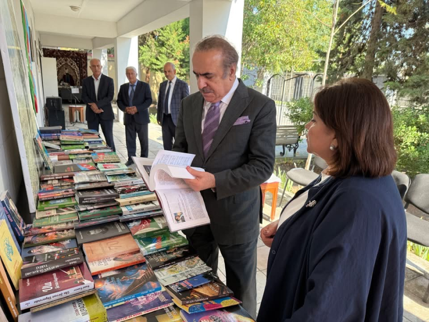 Milli Azərbaycan Ədəbiyyatı Muzeyində “Ədəbiyyat aləminə səyahət” adlı kitab sərgisi keçirilib