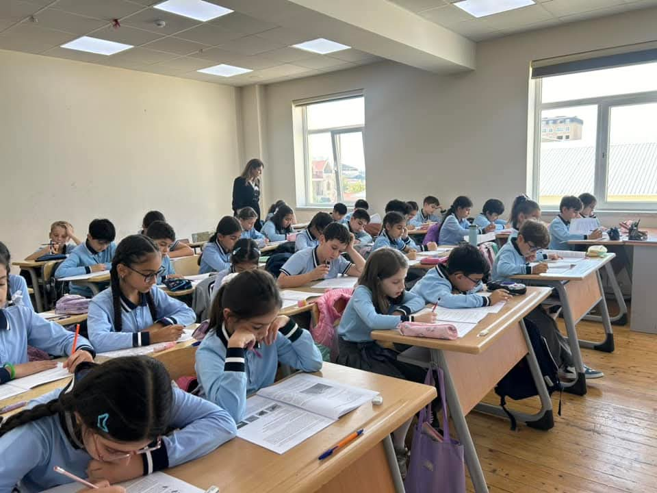 Məktəblərdə geyim qaydaları ilə bağlı müzakirələrin siyasiləşdirilməsinə REAKSİYA