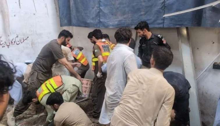 Pakistanda məktəb damı uçdu: 28 uşaq və 1 müəllimə ölüb 