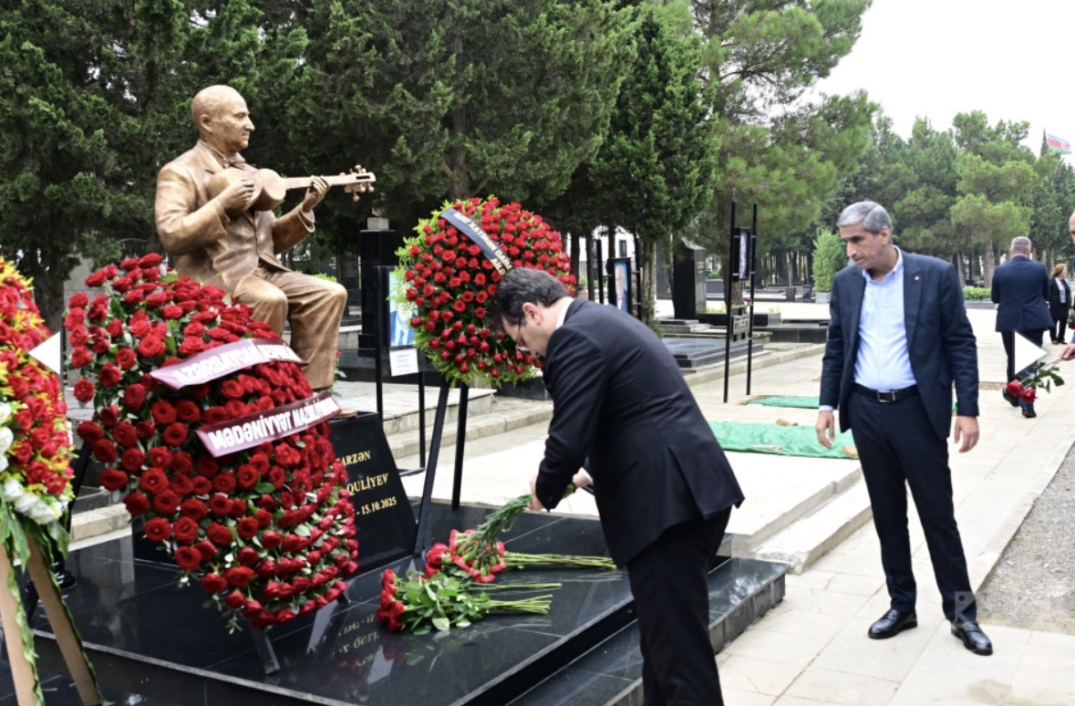 Xalq artisti Ramiz Quliyevin vəfatının ildönümündə məzarı ziyarət olunub, qəbirüstü abidəsi açılıb