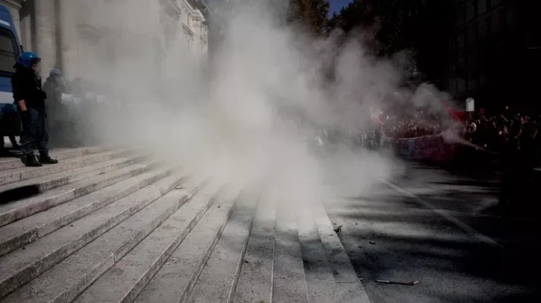 Romada məktəblilər Təhsil Nazirliyinə hücum etdi 