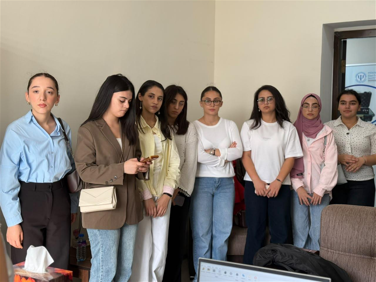 Tələbələr laboratoriyada oldular