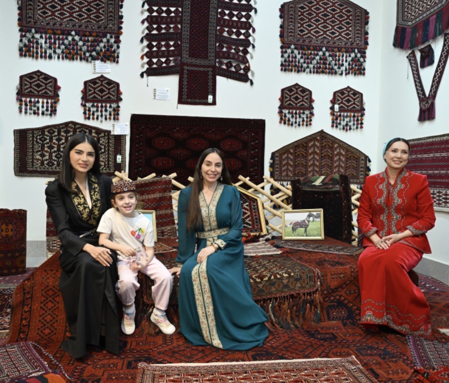 Leyla Əliyeva Aşqabadda Milli Türkmən Xalçası Muzeyində olub