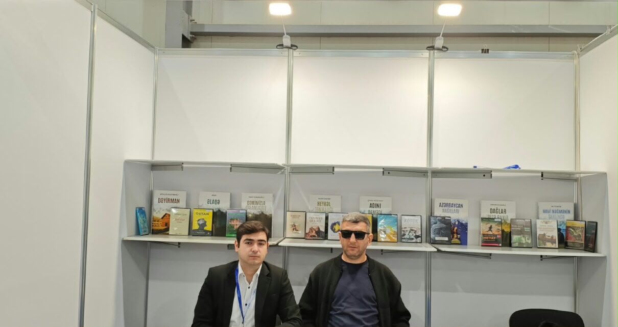 Kitabxana sərgisi davam edir