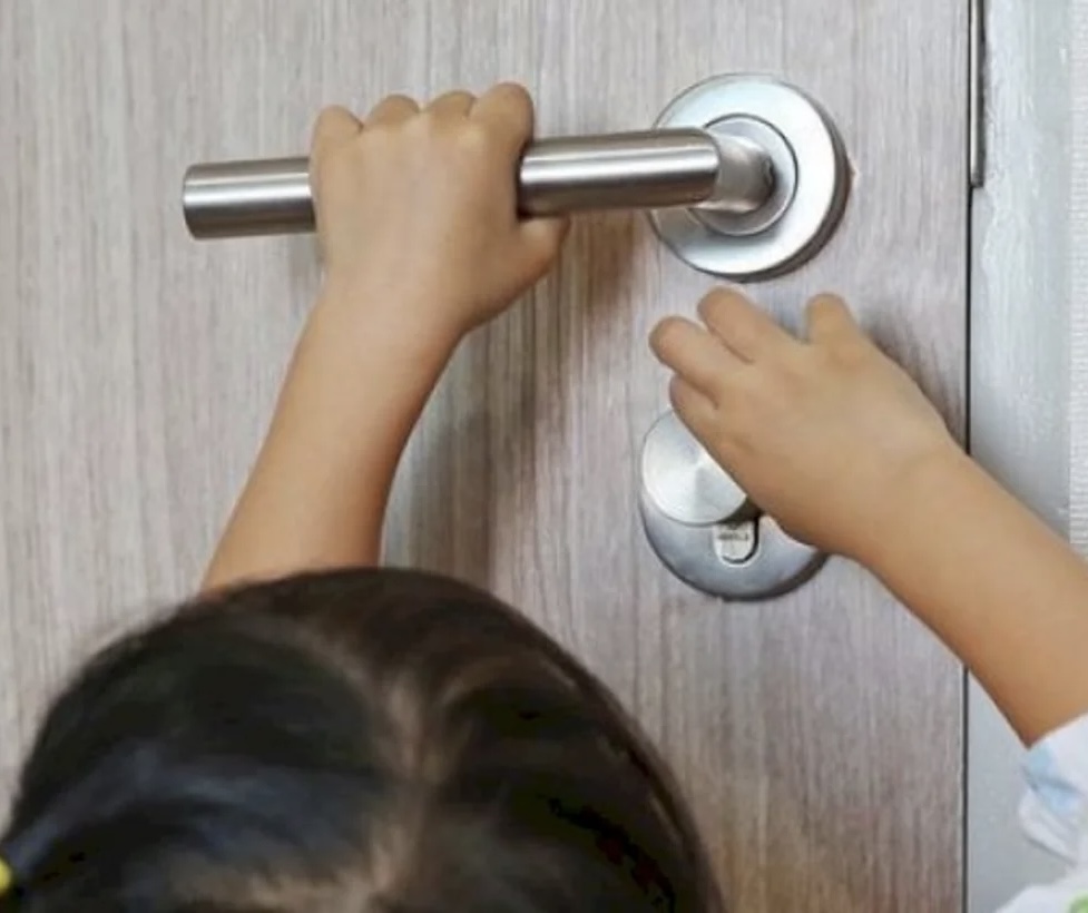 Qapı arxasında qalan 7 aylıq uşaq xilas edilib