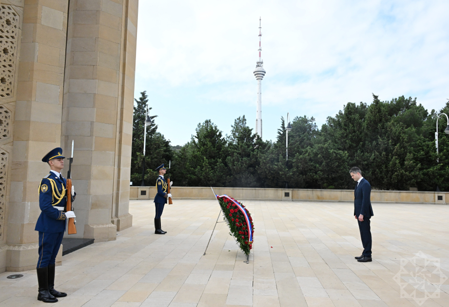 Niderlandın xarici işlər naziri Bakıda Şəhidlər xiyabanını ziyarət edib