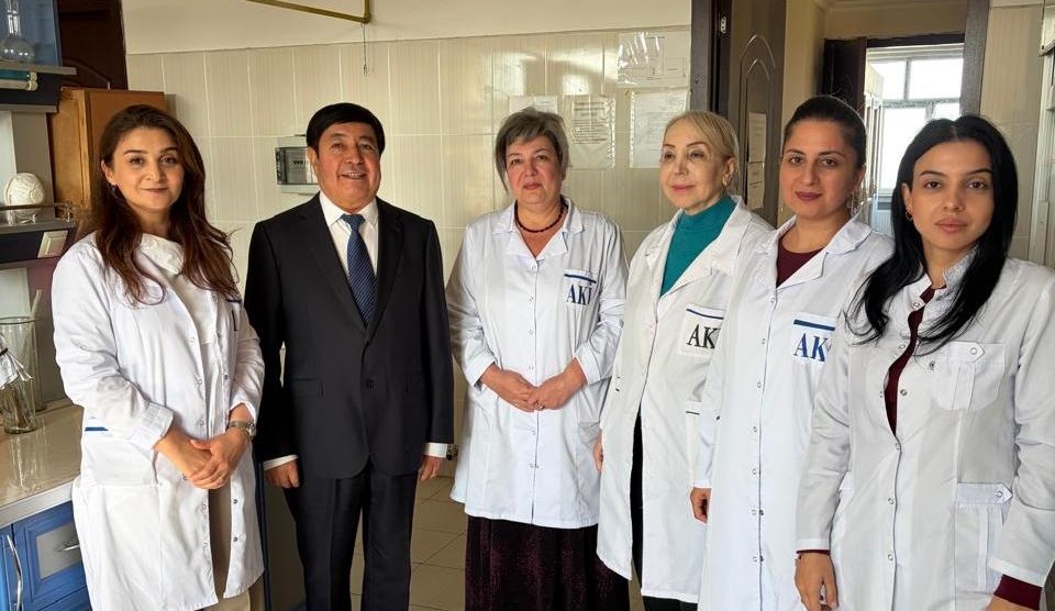 Çinli alim Kimya İnstitutunun laboratoriyalarının fəaliyyəti ilə tanış olub