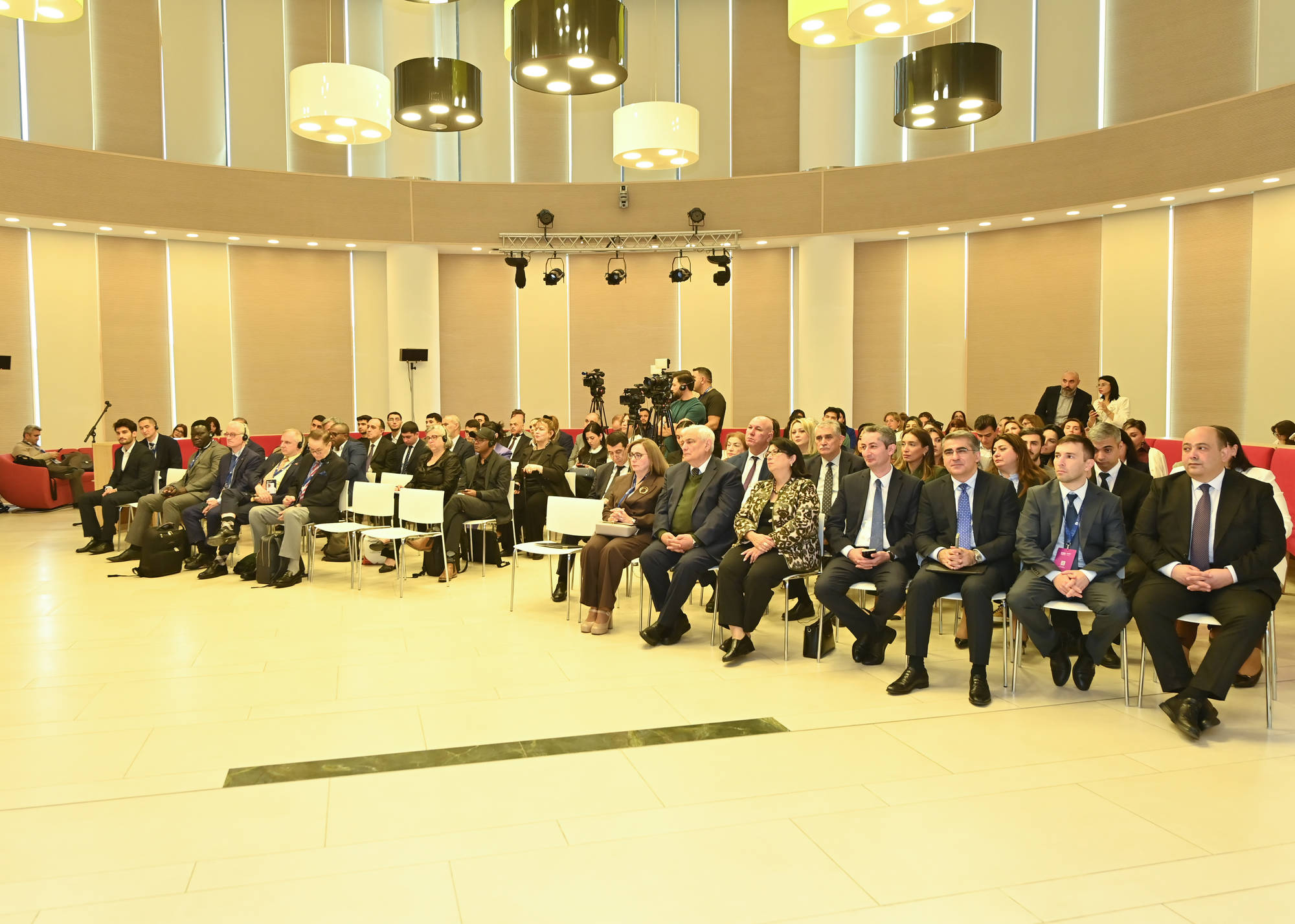 “Mədəniyyətlərarası dialoq, təhsil və rəqəmsal transformasiya” sessiyası keçirilib