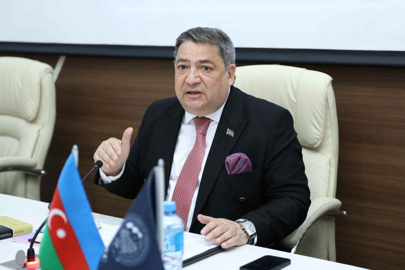 Alimin elmi dəyəri onun harada işləməsi ilə ölçülməməlidir